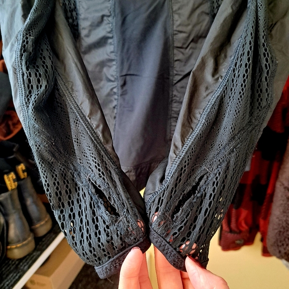 Lululemon Shell Jacket - Picture 4 of 8